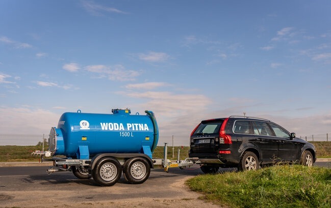 Zbiornik do wody pitnej 1500 l z przyczepką samochodową