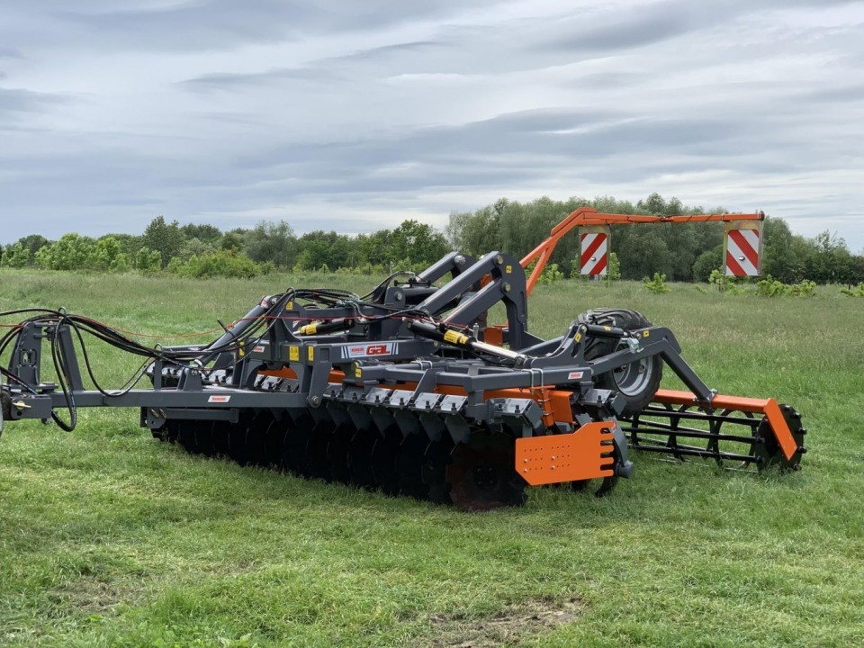 Brona talerzowa "GAL-K 12,0H" hydraulicznie składany z podwoziem jezdnym  