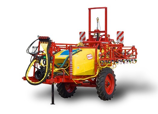 Opryskiwacz polowy przyczepiany  1615 z belką hydraulicznie rozkładaną na boki 