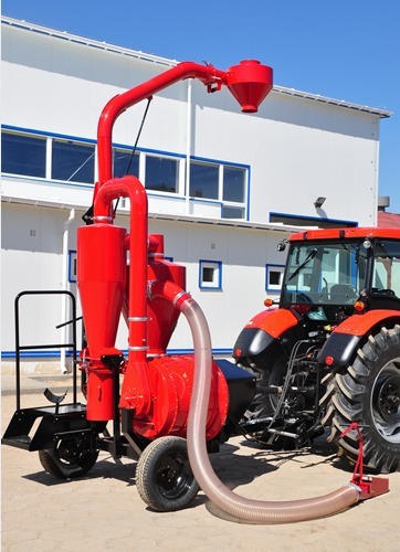 Dmuchawa pneumatyczno ssąco - tlocząca z wentylatorem pięciostopniowym T480 - z wałem przegubowo-teleskopowym ze sprzęgłem i z wysypem składanym hydraulicznie 