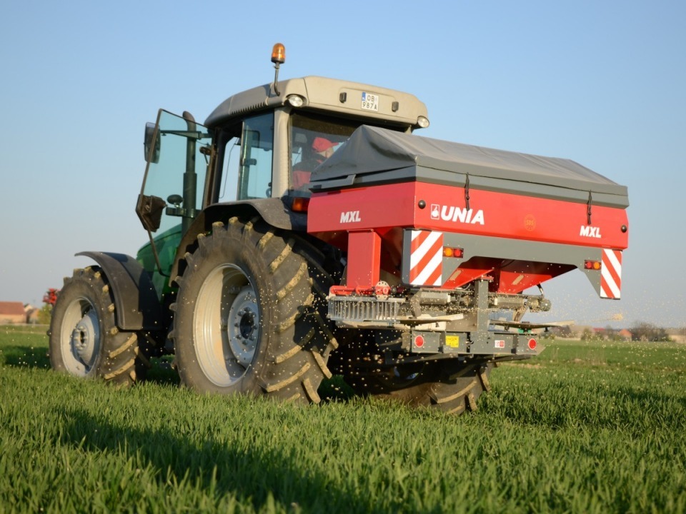 Rozsiewacze nawoz&oacute;w zawieszane ze ślimakowym systemem wysiewu "MXL 1200" 